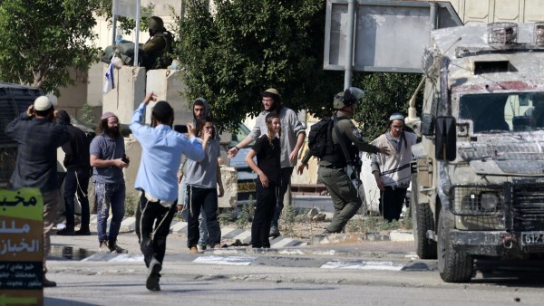 إصابة فلسطينيين طعنًا بالســكاكين إثر هجوم نفّذه مستوطنون بمنطقة «واد الشاعر» جنوب نابلس