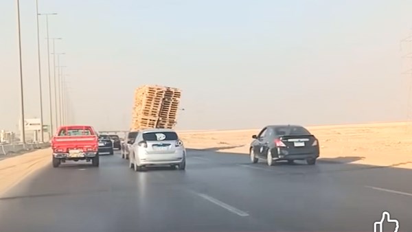 «العربية هتتقلب».. مواطن يوثق حمولة زائدة على طريق الفيوم