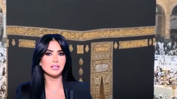 مذيعة «إكسترا نيوز» تدعو أمام الكعبة: «اللهم إنا نعوذ بك من أخطاء البث المباشر»