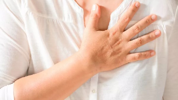 ألم الصدر المفاجئ.. متى يكون خطرًا وماذا تفعل؟