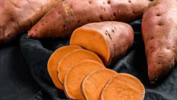 البطاطا الحلوة.. وجبة شتوية بريئة أم خطر على الوزن وسكر الدم؟