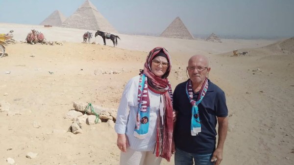 بشال يحمل صور محمد صلاح.. خديجة بطلة إعلان طرابزون تزور الأهرامات