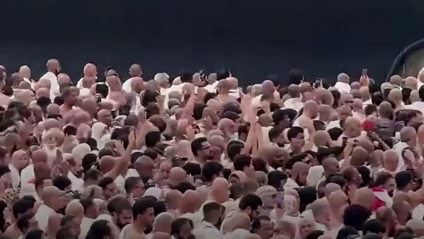 مشهد روحاني.. أمطار غزيرة تهطل على الكعبة المشرفة والمعتمرون يرفعون أكف الضراعة