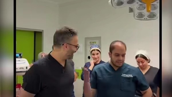 أمي أمانة في رقبتكم.. مريضة سودانية توصي الأطباء على والدتها قبل دخولها العمليات في مصر