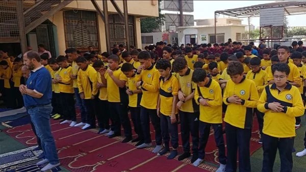 مشهد إيماني يتصدر مواقع التواصل .. طلاب يؤدون صلاة الظهر داخل مدرسة ببنها