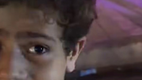 أنا زعلتك في حاجة.. طفل يخطف القلوب بالغناء أمام السائحين بشارع المعز
