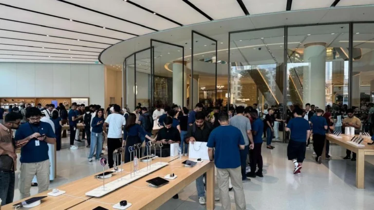 Early queues at Dubai Mall as iPhone 18 goes on sale in UAE