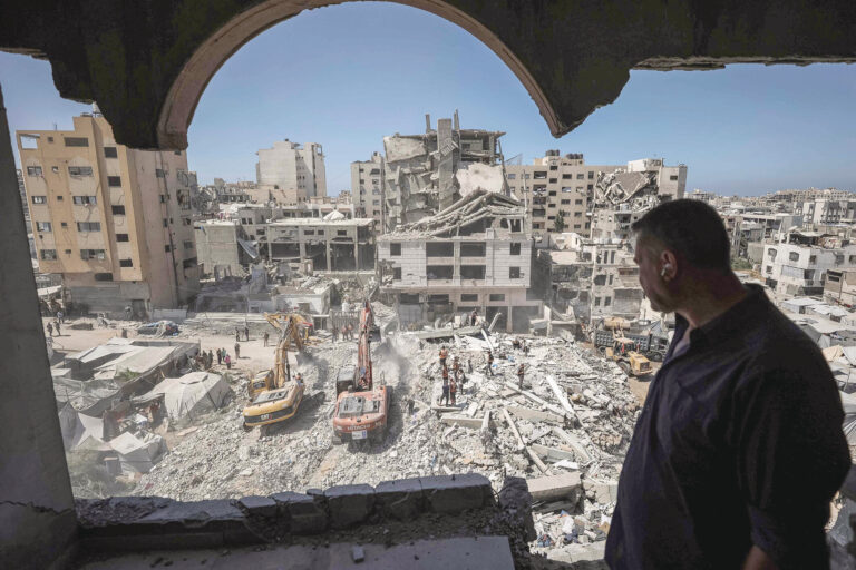 انهيار بناية سكنية تؤوي نازحين في غزة وسقوط 20 شهيداً