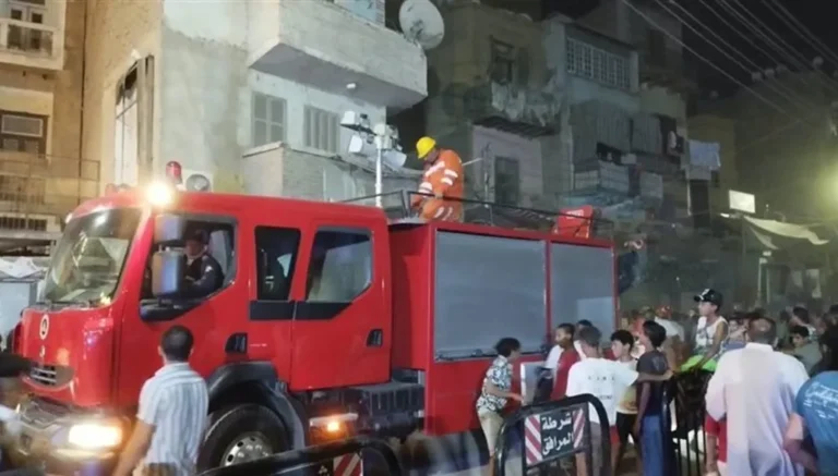 انهيار عقار من 3 طوابق في مصر… وفاة إمرأة والبحث عن عالقين