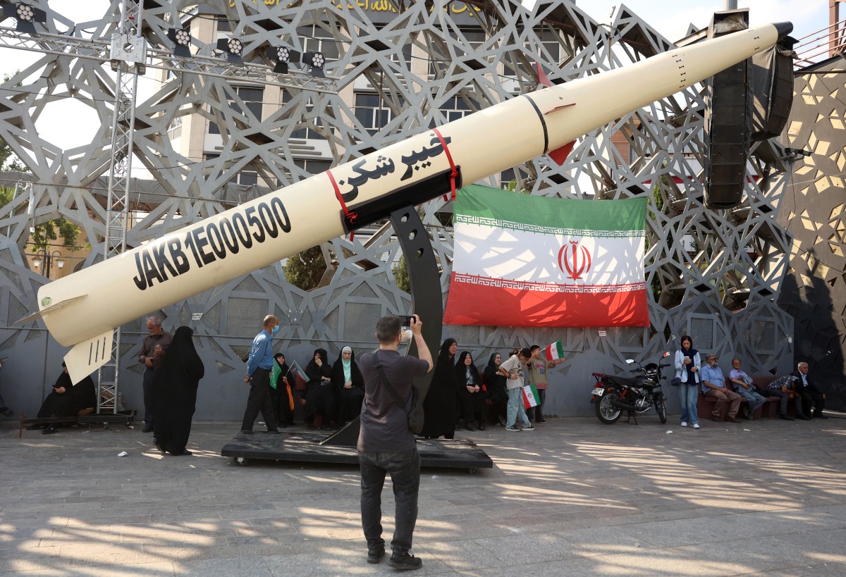 Military: Iran successfully tests new weapon against US aircraft carrier