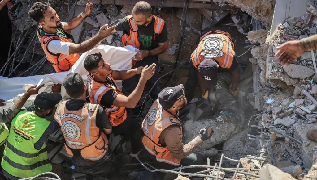 مباني غزة تنهار على سكانها وتحصد الأرواح… خطر جديد مع تعثر إعادة الإعمار