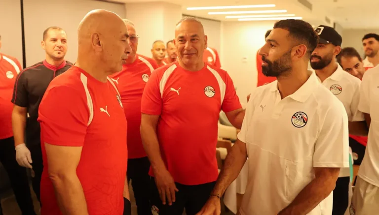 محمد صلاح يغادر معسكر منتخب مصر بسبب حسام حسن