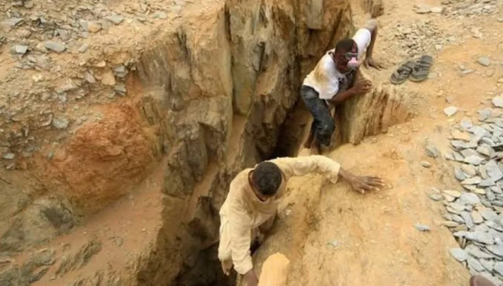 بالفيديو… 82 قتيلاً جراء انهيار منجم للذهب في السودان