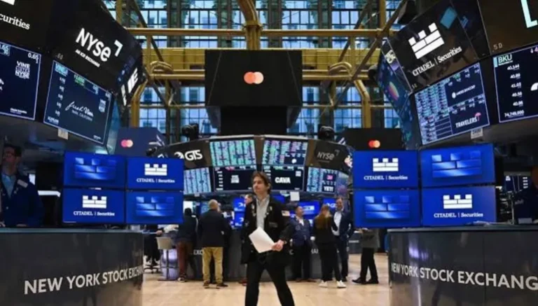 الأسواق هذا الأسبوع: النفط فوق 100 دولار والدولار يصعد والذهب يستعيد بريقه