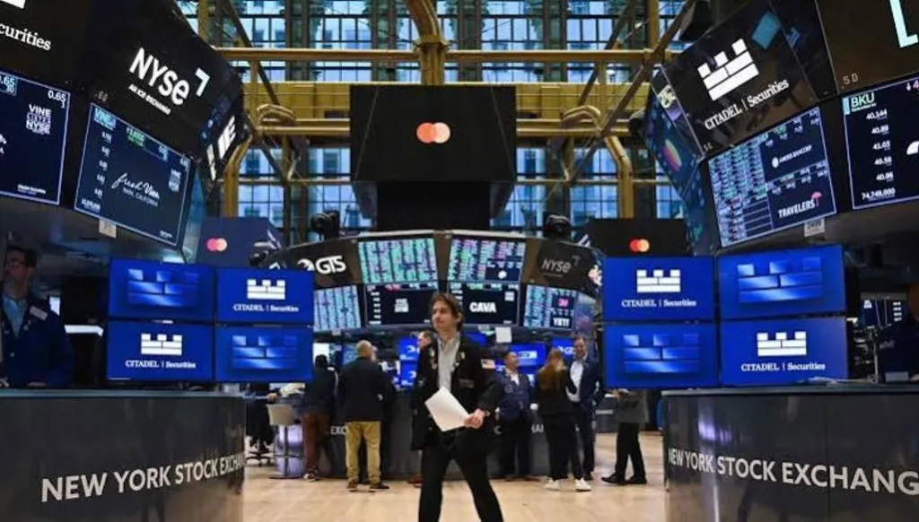 الأسواق هذا الأسبوع: النفط فوق 100 دولار والدولار يصعد والذهب يستعيد بريقه