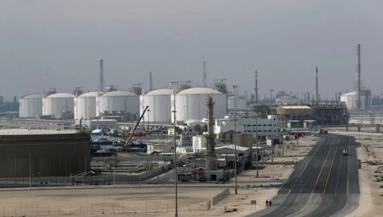 كيف تتعامل قطر مع اضطراب صادرات الغاز عبر مضيق هرمز؟