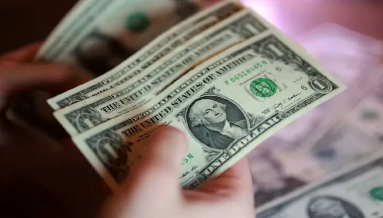 النفط يضغط على الدولار وسط توقعات برفع أسعار الفائدة
