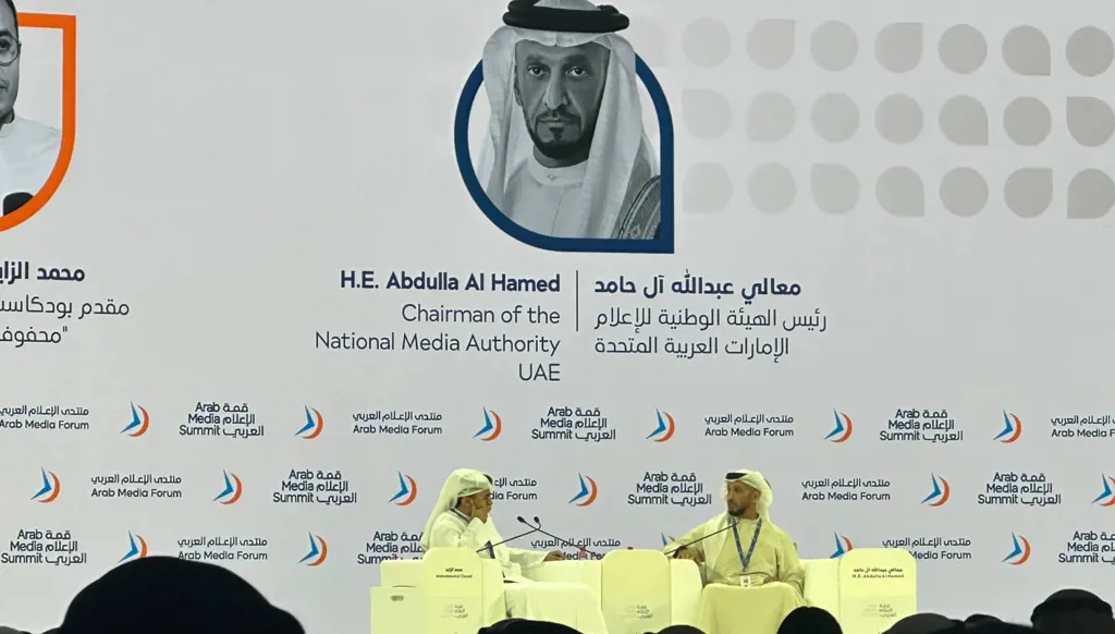 عبدالله آل حامد في “قمة الإعلام العربي”: أستخدم أكثر من 120 عميلاً للذكاء الاصطناعي