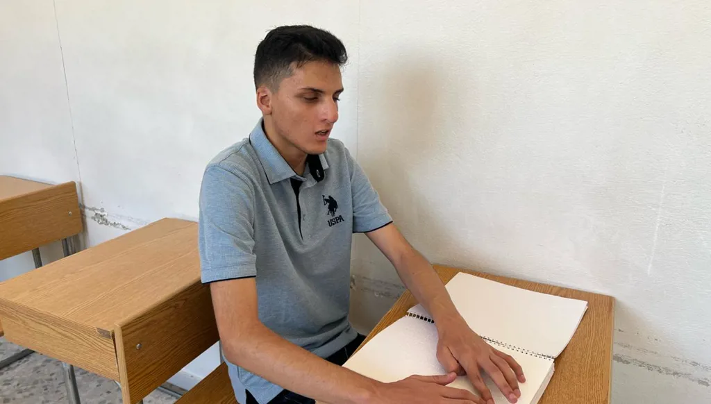 بالفيديو – محمد إبراهيم.. طالب كفيف يحوّل حلم الصحافة إلى حقيقة مع “النهار”