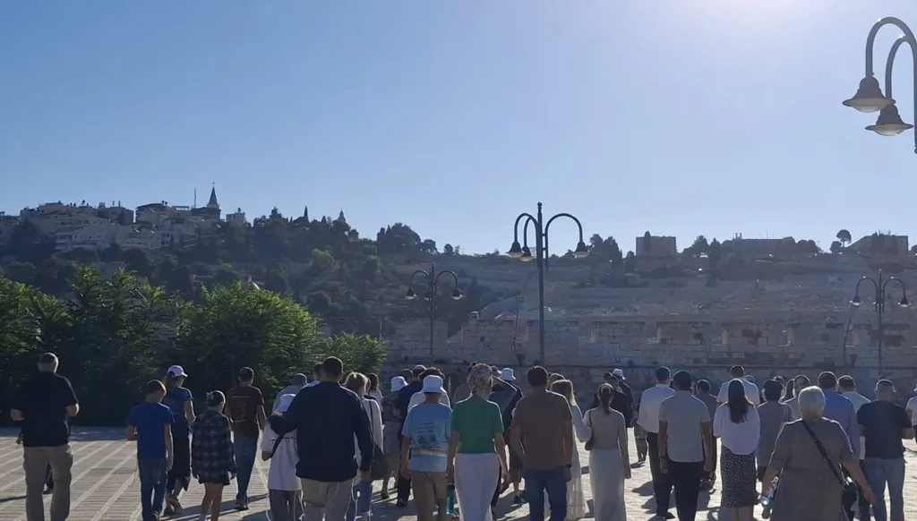 مئات المستوطنين يقتحمون باحات المسجد الأقصى في “يوم الغفران اليهودي” (صور وفيديو)