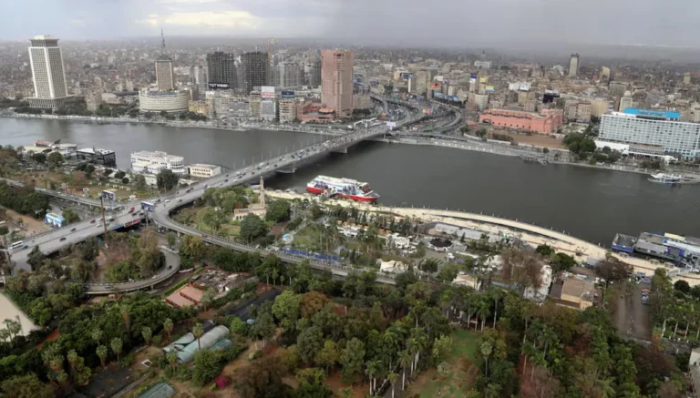 البطالة في مصر الأدنى منذ عقد.. والمتعطلات أربعة أضعاف الرجال