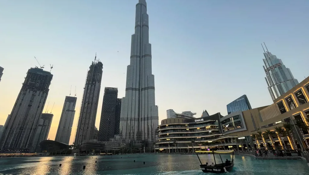 جاهزية البنية التحتية تضع الإمارات بصدارة الخليج في سوق السيارات الكهربائية