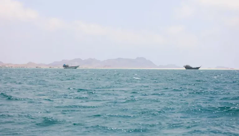 إيران تستهدف السعودية وترامب على الحياد