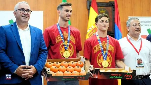 طماطم بوزن كل لاعب… كيف احتفلت بلدة إسبانية بـ فابيان رويز وغافي بعد تتويج المونديال؟