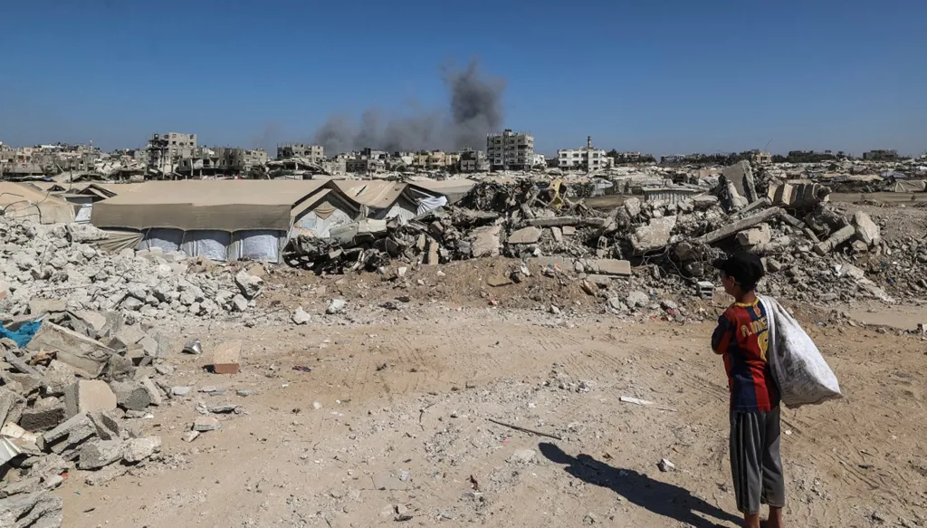 بينهم 5 أطفال… 14 قتيلاً بانهيار مبنى في غزة