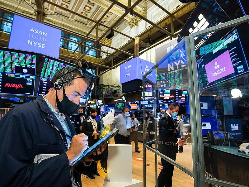 Global stocks mostly fall as oil prices, bond yields up