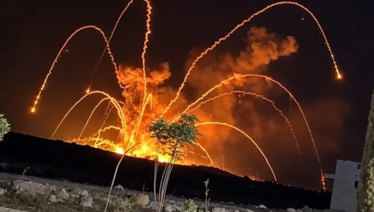 سوريا… انفجارات متتالية وهائلة داخل موقع عسكري بمنطقة العيس في ريف حلب (فيديو)