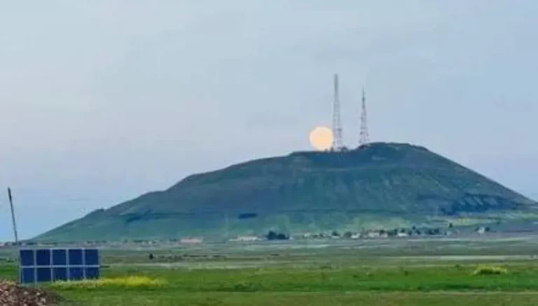 بالفيديو- أبخرة قرب جبل كوكب في الحسكة بعد هزّة… هل عاد نشاطه البركاني؟