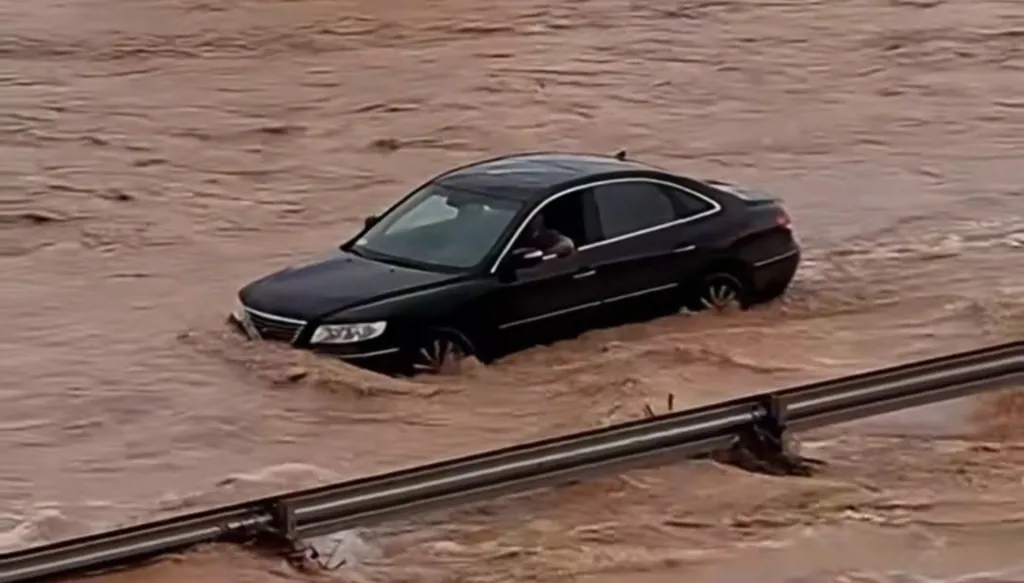 في غرب ليبيا… أمطار غزيرة وفيضانات (صور وفيديو)