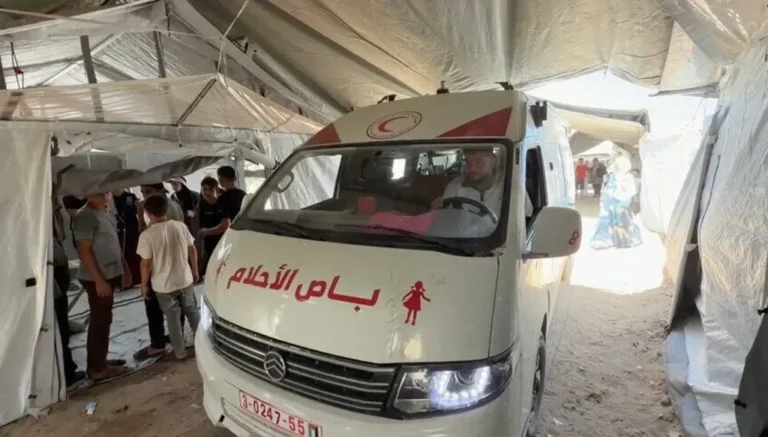 بالفيديو – أوّل سيارة إسعاف ينتظرها الأطفال ويحبونها… “النهار” تعاين باص الأحلام في غزّة!