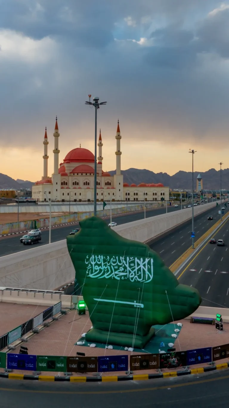 حائل تتوشح بالأعلام والمجسمات احتفاءً باليوم الوطني