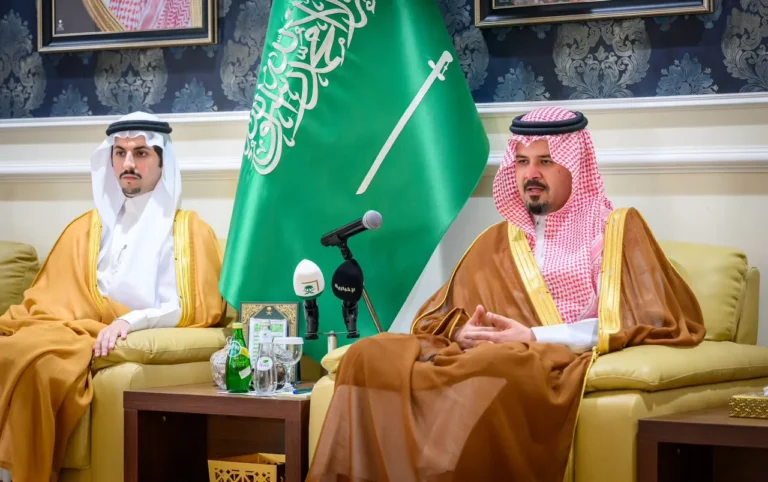 أمير المدينة المنورة يزور محافظة بدر ويلتقي أهاليها ومسؤوليها