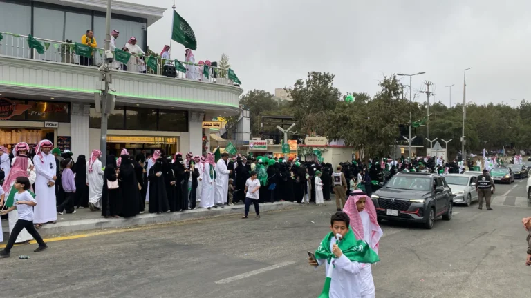 تدفّق جماهيري كبير إلى غابة رغدان بالباحة ومرور المنطقة يكثّف انتشاره لتأمين الاحتفالات