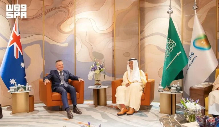 “عبدالعزيز بن سلمان” يبحث مع وزير الطاقة الأسترالي التعاون المناخي واستعدادات «COP31» ومشروعات الطاقة المتجددة