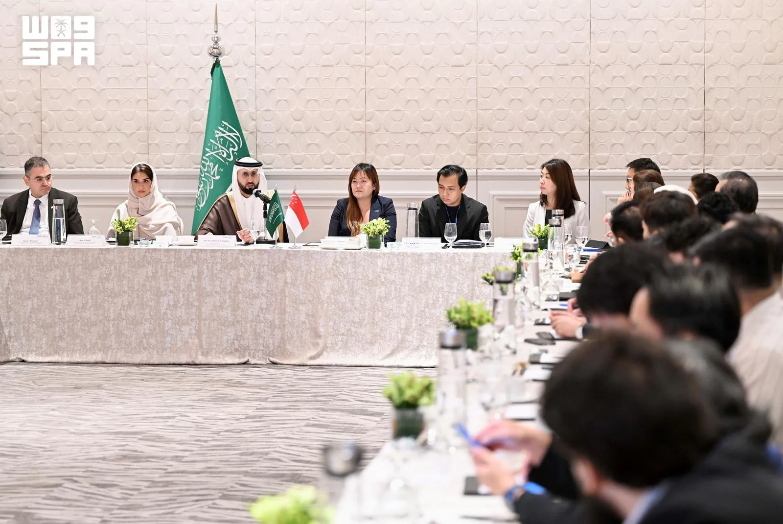 الغذاء والدواء تعقد طاولة مستديرة مع شركات سنغافورية لاستكشاف فرص الاستثمار
