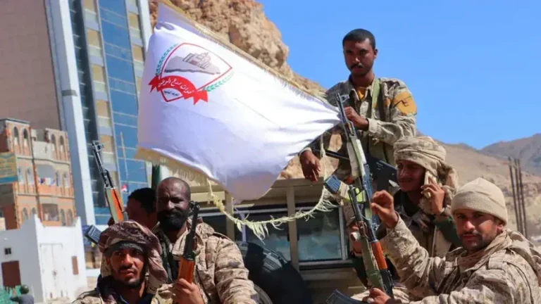 في يوم واحد.. الميليشيا الحوثية تشيّع 73 من عناصرها بينهم 25 ضابطًا ثلاثة منهم برتبة عميد