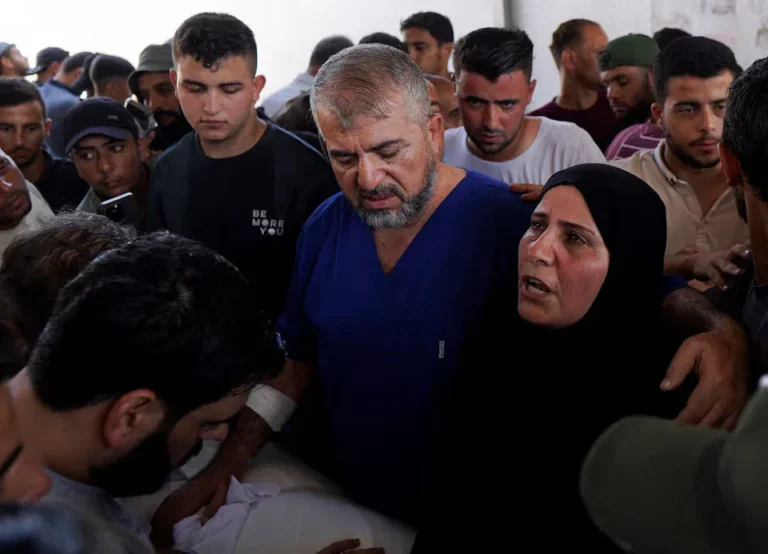 غارات إسرائيلية تقتل 3 فلسطينيين في غزة بينهم نجل مسؤول بوزارة الصحة