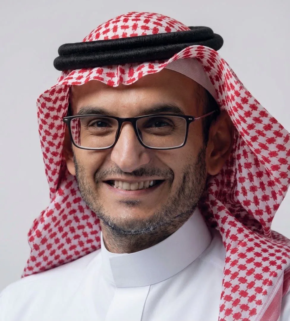 استشاري طب الأسرة يحذر: التوتر يفتح الشهية ويرفع الكورتيزول ويزيد تخزين دهون البطن