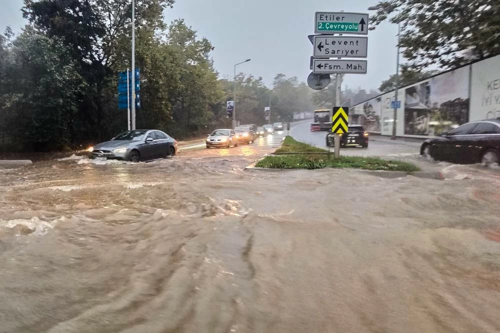 Heavy rain shuts down Istanbul, causing flooding and 2 deaths