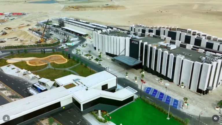 Dubai Etihad Rail footbridge – how to use a single QR code to travel on Etihad Rail and Dubai Metro, bus, tram