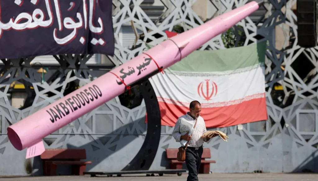 انفجار بناقلة نفط في مضيق هرمز… و”بلومبيرغ”: إيران تستعد لقصف أميركي قد يكون الأعنف
