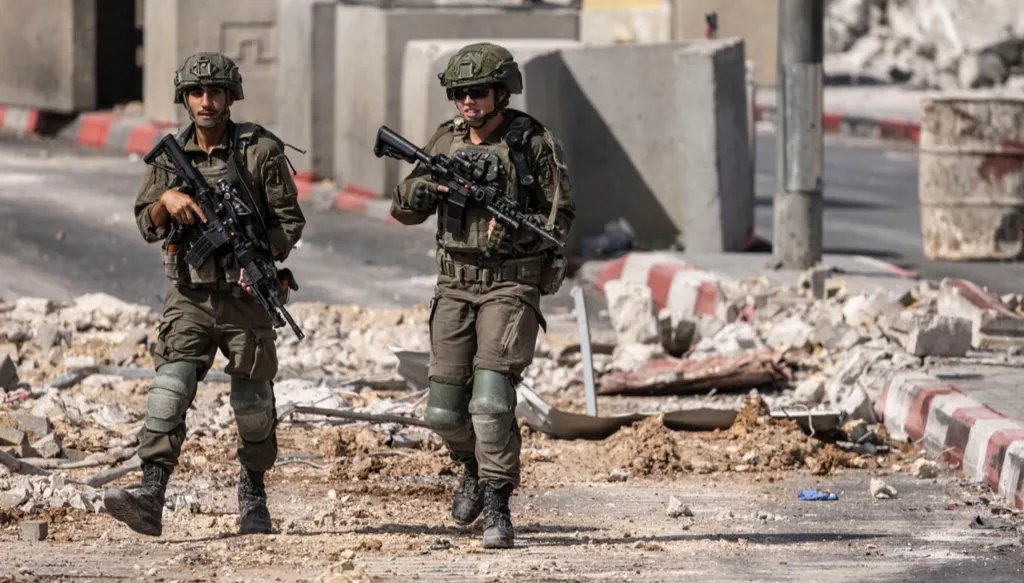 الخليل… إسرائيل تعتقل عشرات الفلسطينيين وسط نزوح أكثر من 200 عائلة