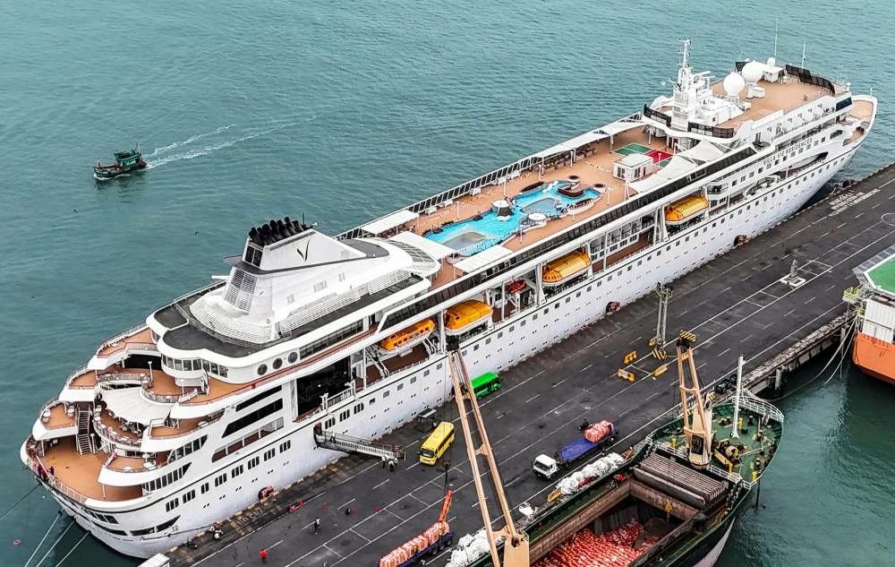 Cruise ship residents left stranded after fuel prices soar