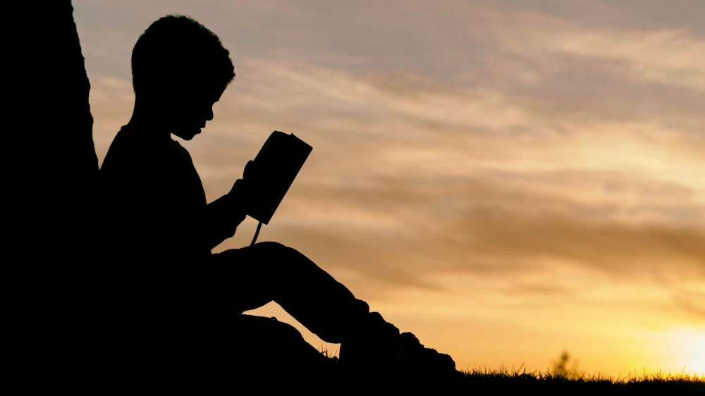 To read is to live