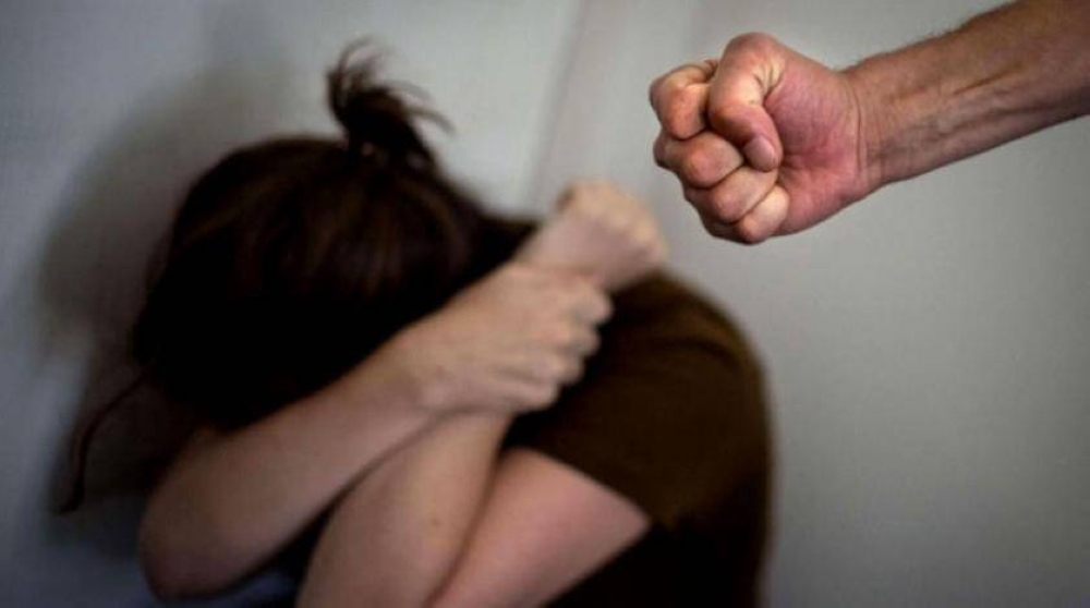 تهديد بالنفقة وعنف ينتهي بكسر يد الزوج
