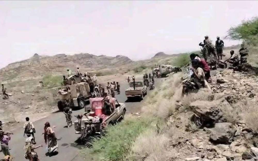 الجيش اليمني يثبت خطوط تعز ويصعد الضربات إلى صنعاء